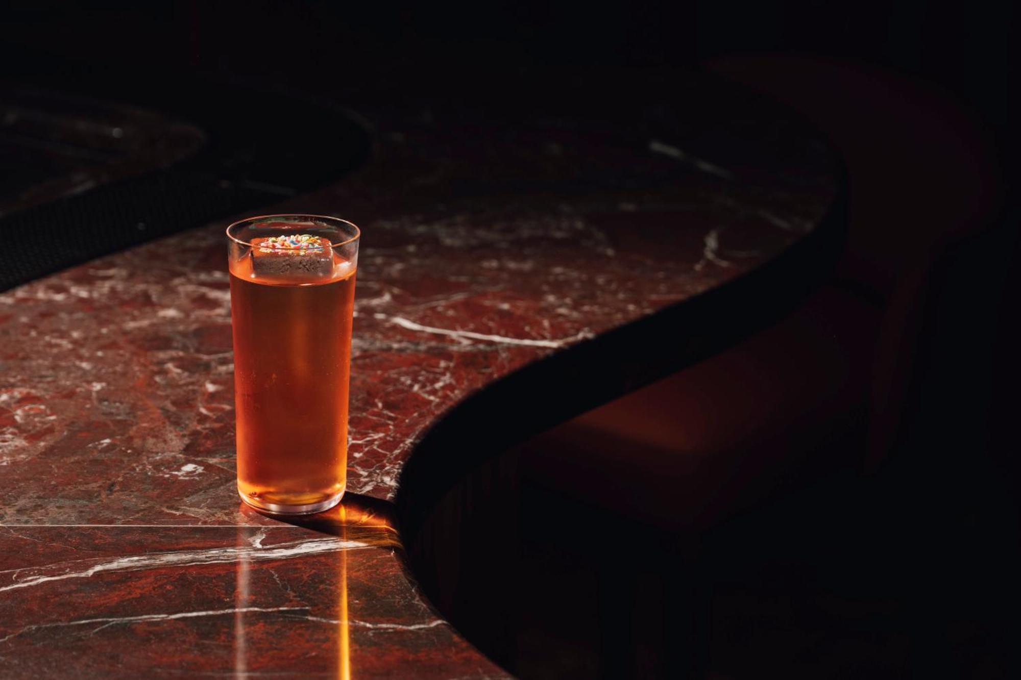 Caesars Palace Dubai Bagian luar foto A glass of Old Fashioned