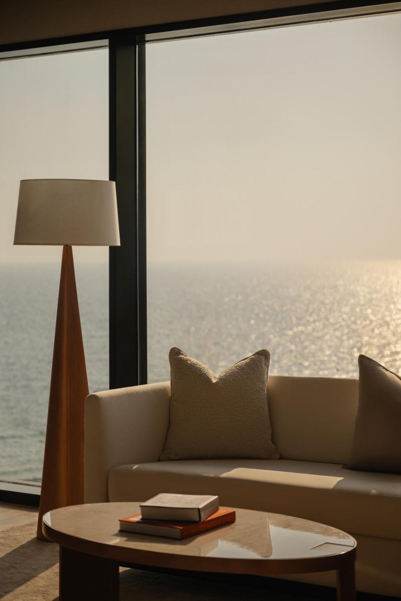 Caesars Palace Dubai Bagian luar foto A floor lamp