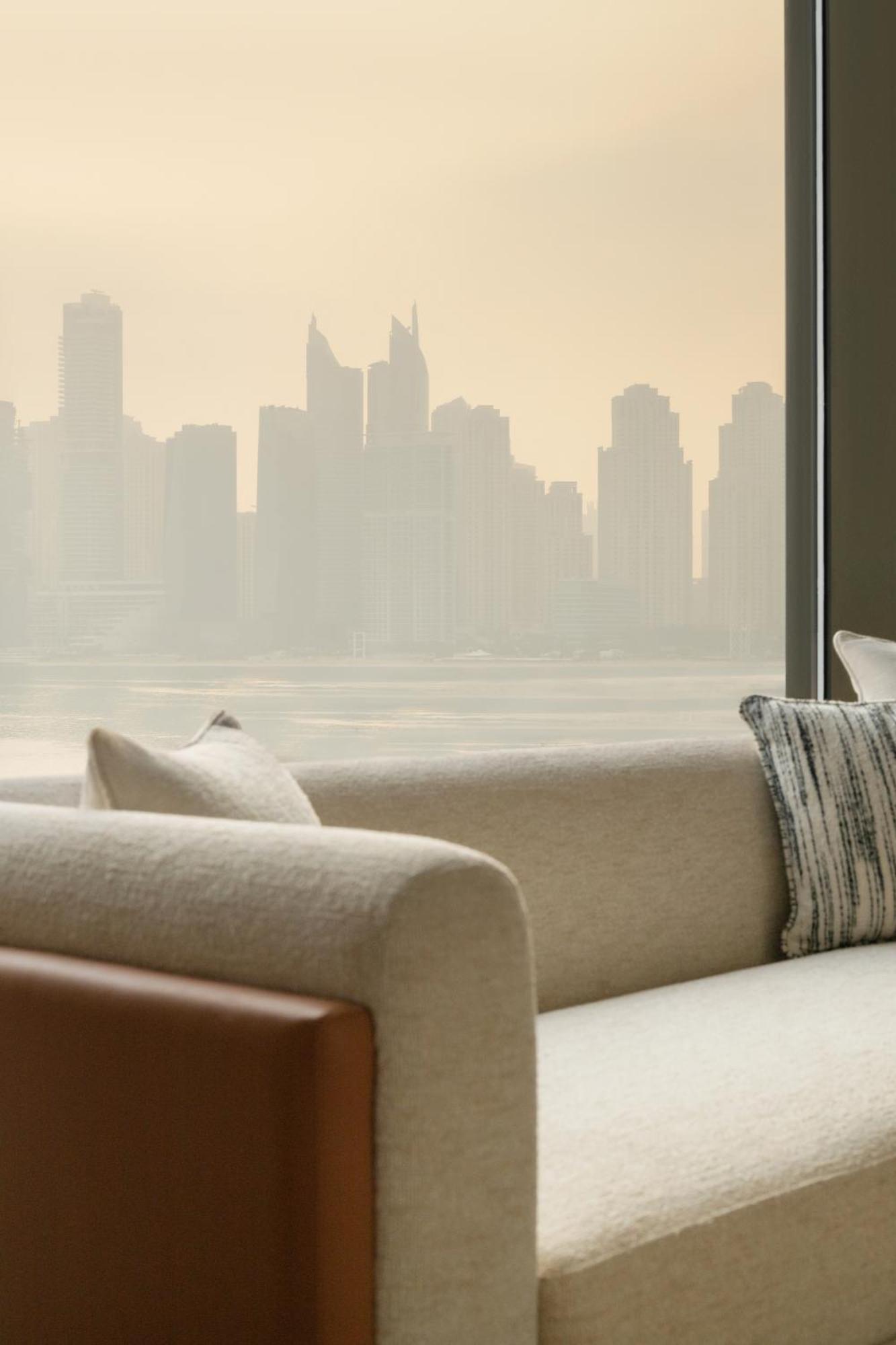 Caesars Palace Dubai Bagian luar foto A view of the Dubai skyline from the hotel