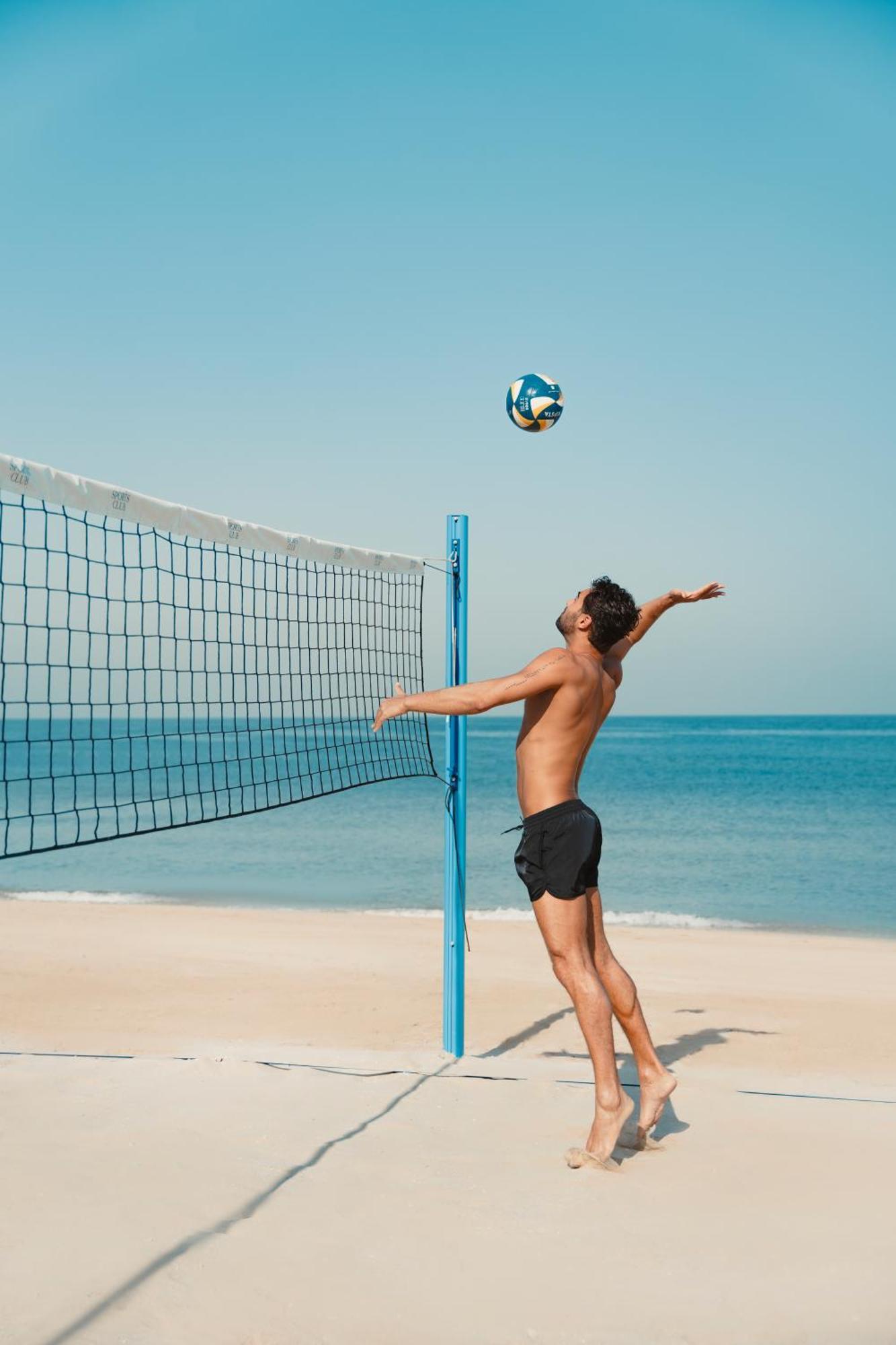 Caesars Palace Dubai Bagian luar foto A player blocks the ball