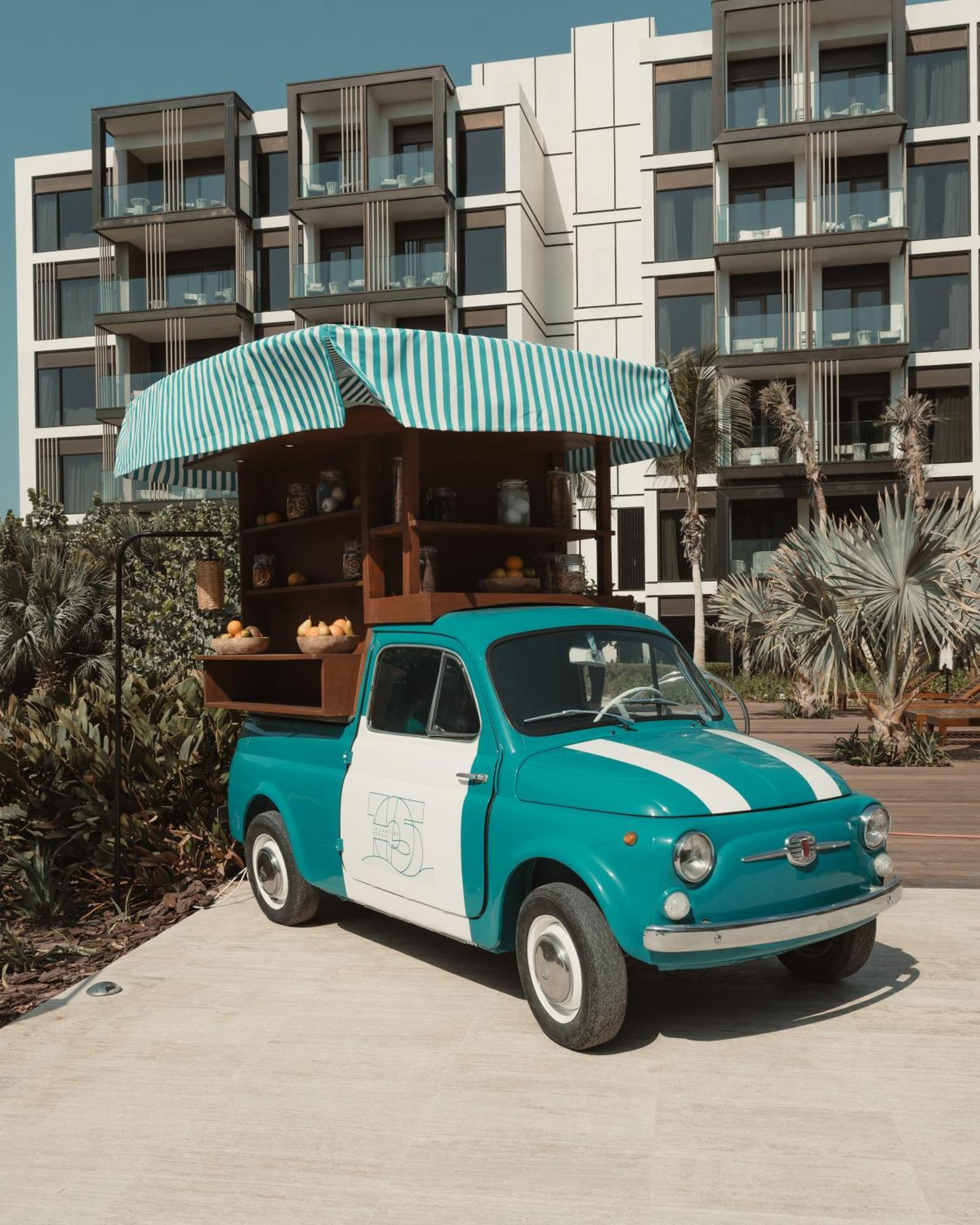 Caesars Palace Dubai Bagian luar foto Fiat 500