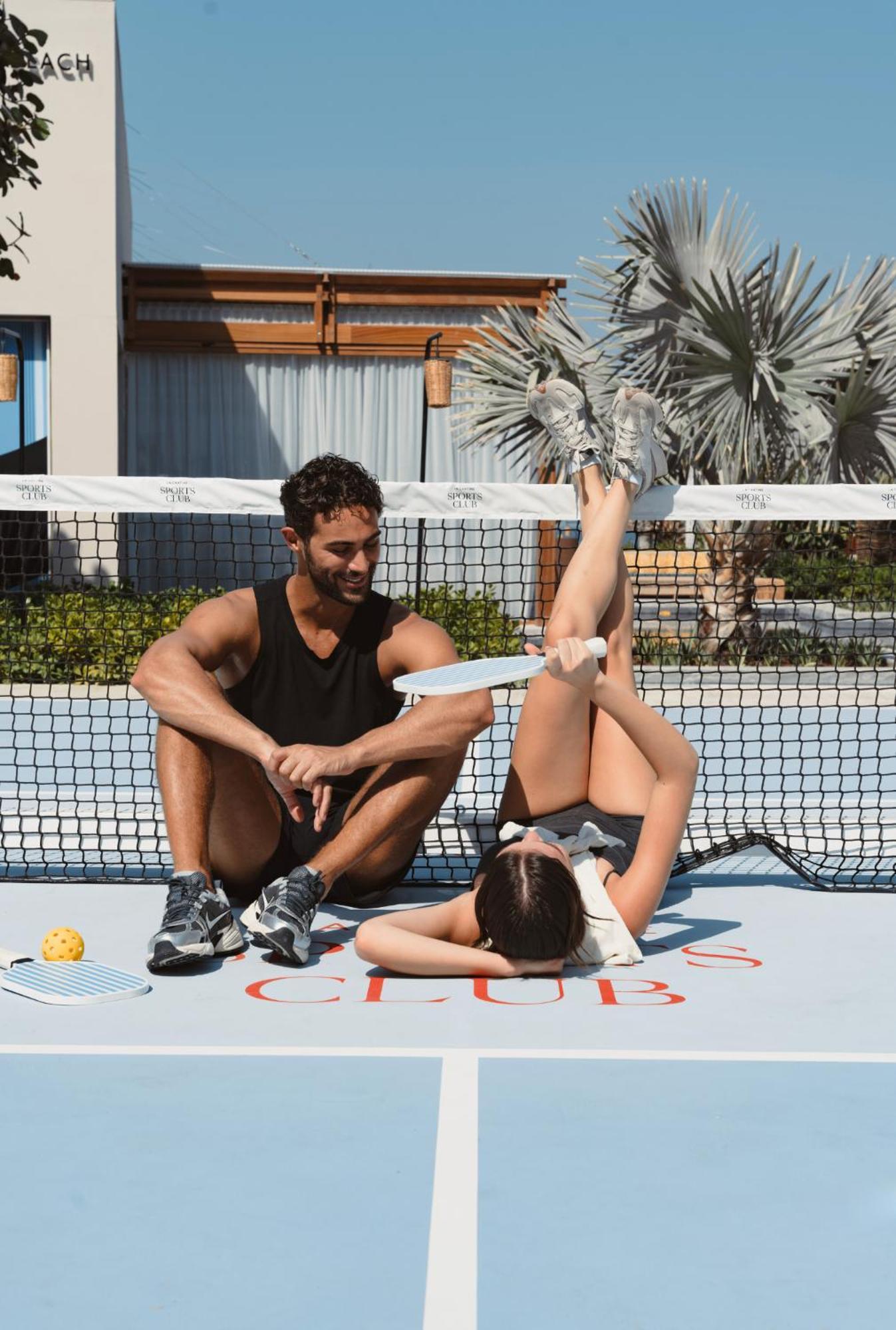 Caesars Palace Dubai Bagian luar foto A player stretching