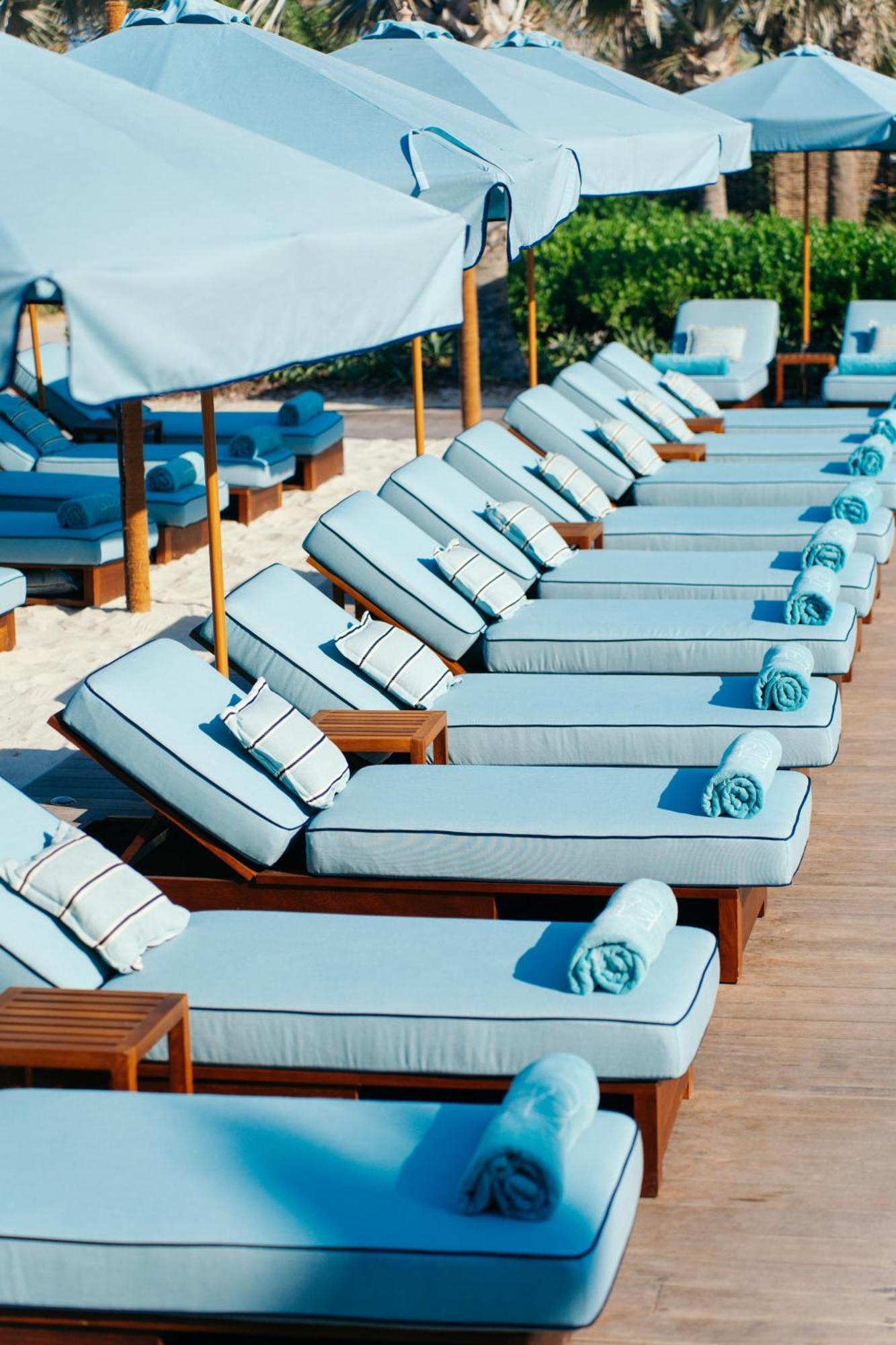 Caesars Palace Dubai Bagian luar foto Sun beds